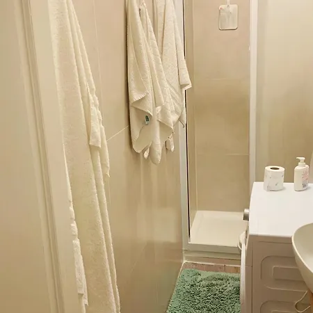 Shared Home Wang - Private & Shared Room *